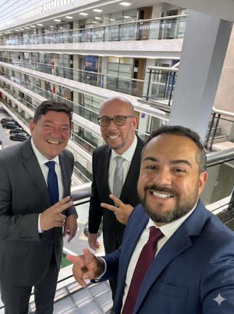 Rodrigo Moraes em prédio institucional com interlocutores
